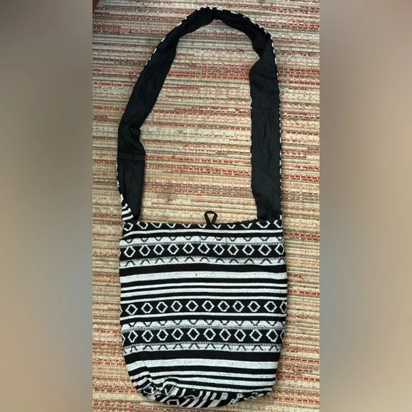 ❤️Chic Black and White Geometric Crossbody Bag - Picture 2 of 8